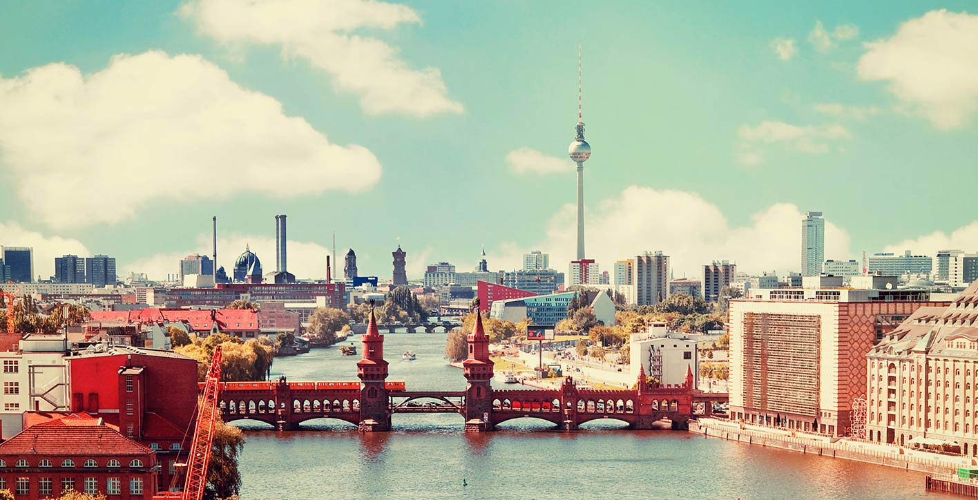 Headerbild, das ein Panorama von Berlin mit dem Fernsehturm im Hintergrund zeigt